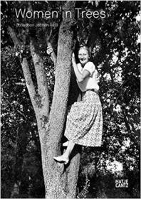 Women in Trees Collection Jochen Raib 站在树上的妇女照片
