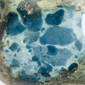 陨石原石，“蓝莓陨石”原石，极为稀有，“水彩的蓝莓陨石”，万里挑一，极为罕见，“至少上亿年才可水彩”，气印熔流明显。包浆完美，陨石特征明显，极为稀有罕见，沁色自然，鬼斧神工，包浆温润，收藏之极品，可遇不可求的“水彩蓝莓陨石”，可做镇馆之宝