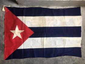 新中国外交史料    中古正式建交   1960年古巴访华代表团赠送旗帜一面  

 代表团成员受毛主席周恩来亲自接见。