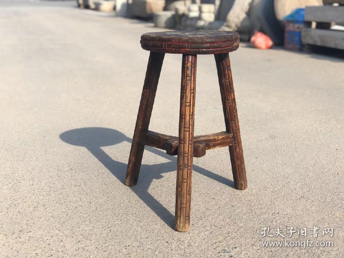 清代,三腿圆凳,楠木,做工考究,全品,皮壳老辣,极具年代感,尺寸49.28cm