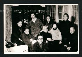 文坛巨匠 巴金与家人合影，1983年，出版底稿，原版老照片