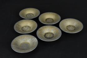 （乙5114）《鎏金杯墊》陶瓷器一套六件全 茶杯托 圓杯墊 造形精美 鎏金工藝 造型獨特 品味上乘 直徑：9.7cm 高：2.14cm