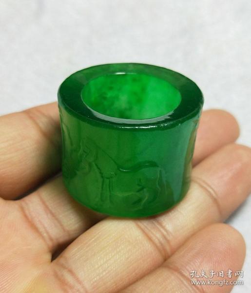 古翡翠冰种满绿雕刻马图翡翠扳指