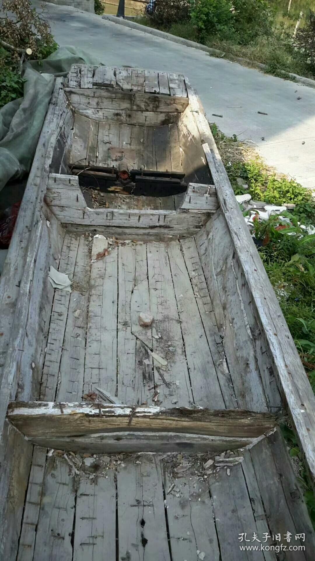 木船一条,长约6米,宽1.4米.重量不详,约700kg