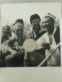 1971年新疆莎车县城关公社卡吾里肉孜和社员谈心