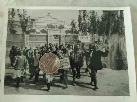 1971年新疆莎车县城关公社大队党支部和群众一起“抓革命促生产”