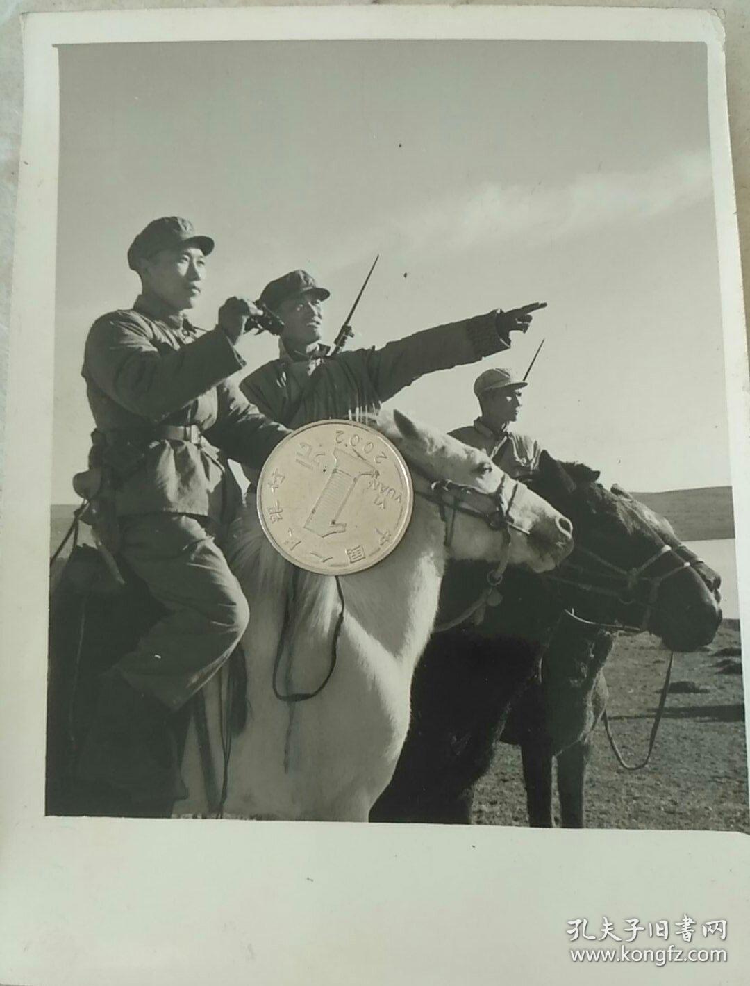 1971年驻新疆部队解放军和当地民兵巡逻,军马望远镜