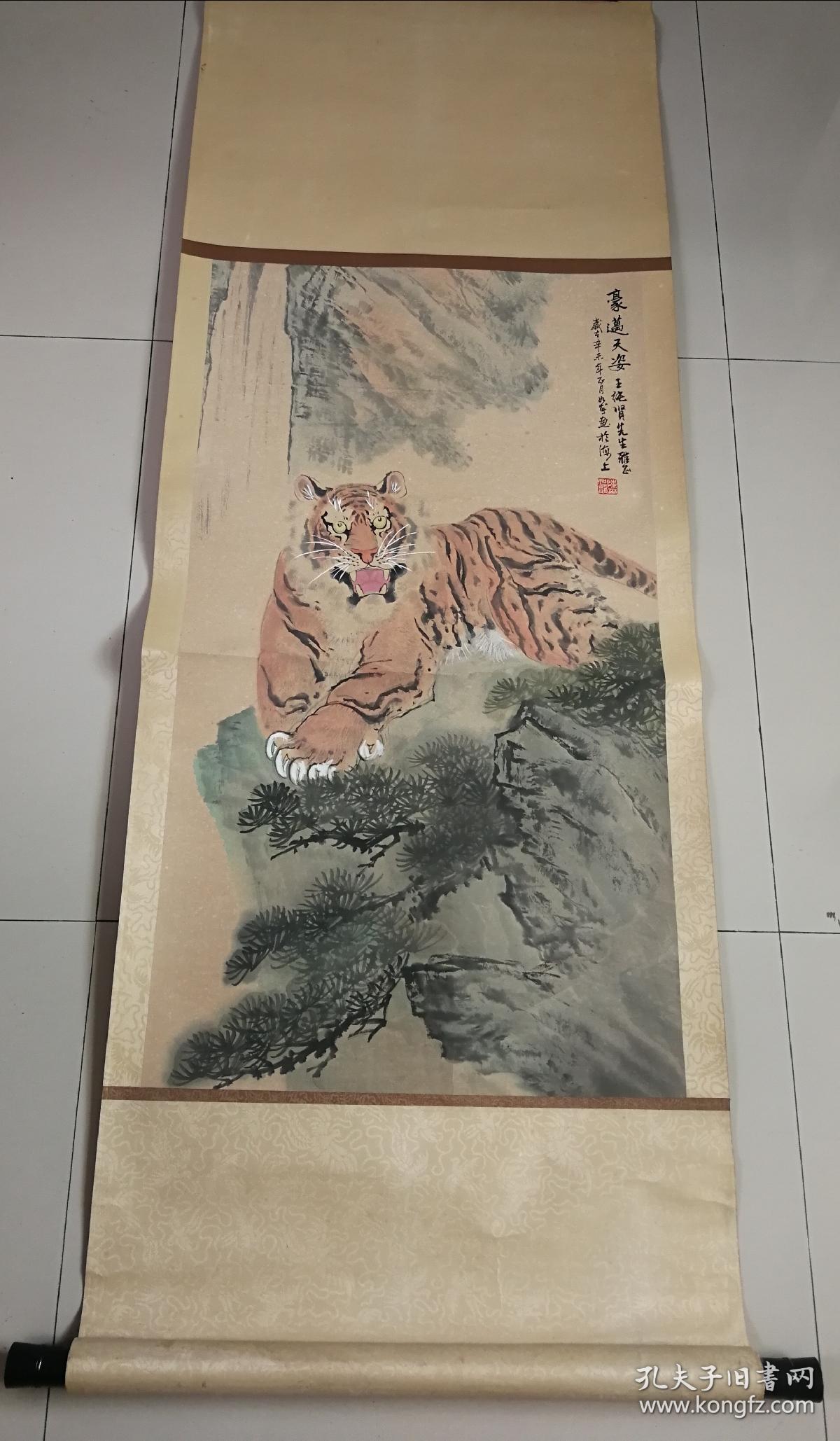 陈如龙,江苏人,1943年生.擅长花鸟及书法.