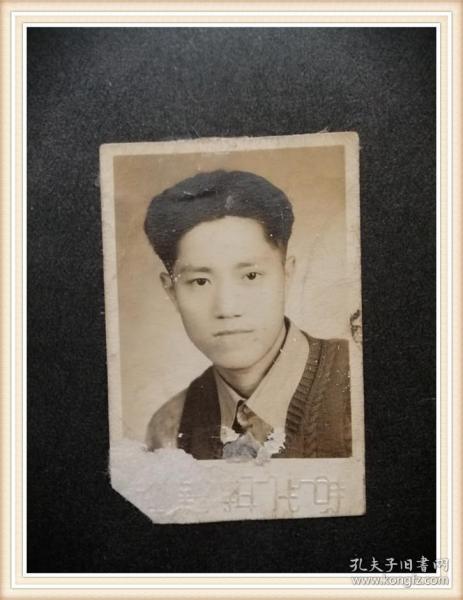 黑白照片:帅气男士留影