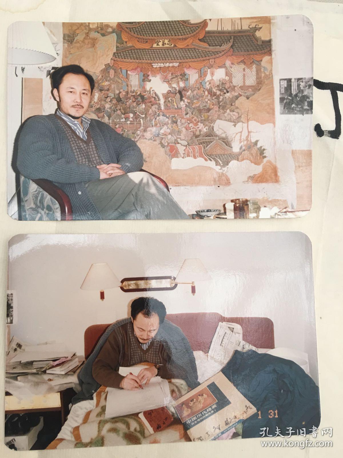 著名画家周峰设计水浒传邮票小型张时留影