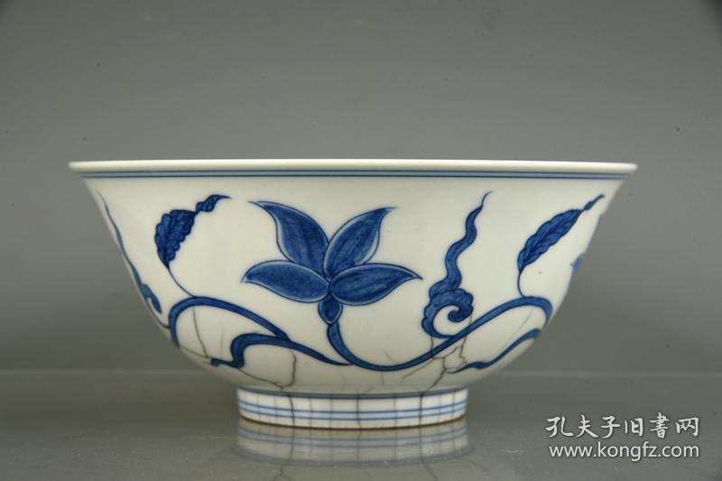 大明成化年制青花缠枝秋葵花纹碗