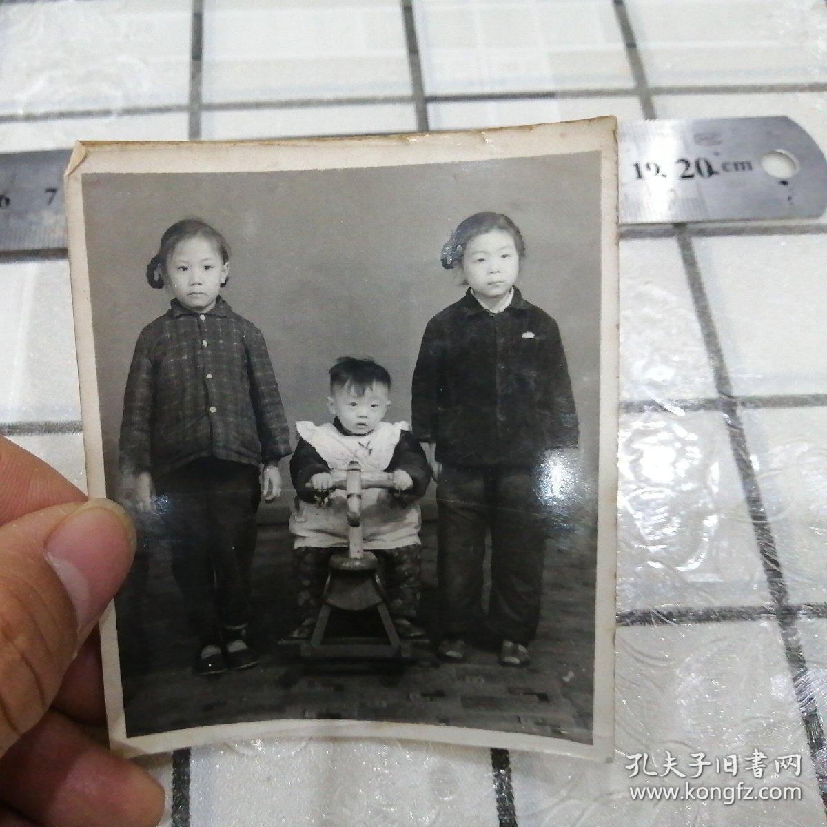 姐弟三人合照(弟弟骑木马)