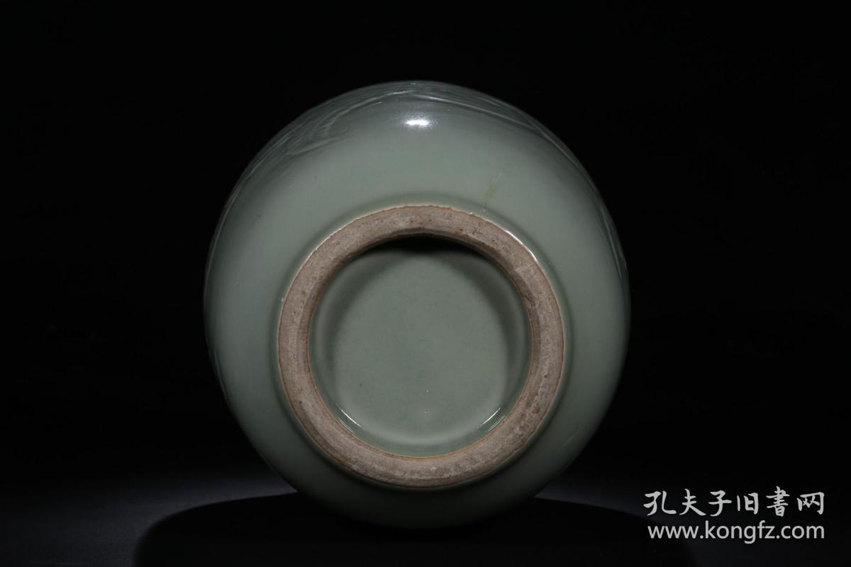 壮罐圆浑饱满,侈口短颈,丰肩广扩,腹身浑厚圈足细腻,通体施豆青釉