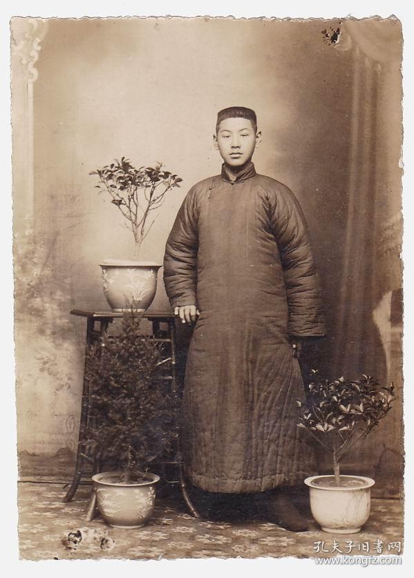 民国老照片:男子棉袍站立像