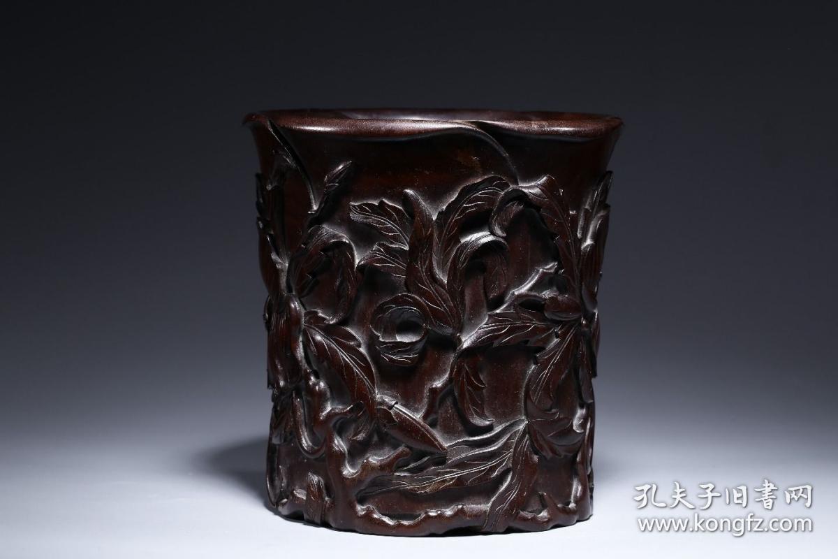 紫檀,呈色肃穆,材质纹理清晰,皮壳油亮,器敞口,深腹,圈足,器身高浮雕