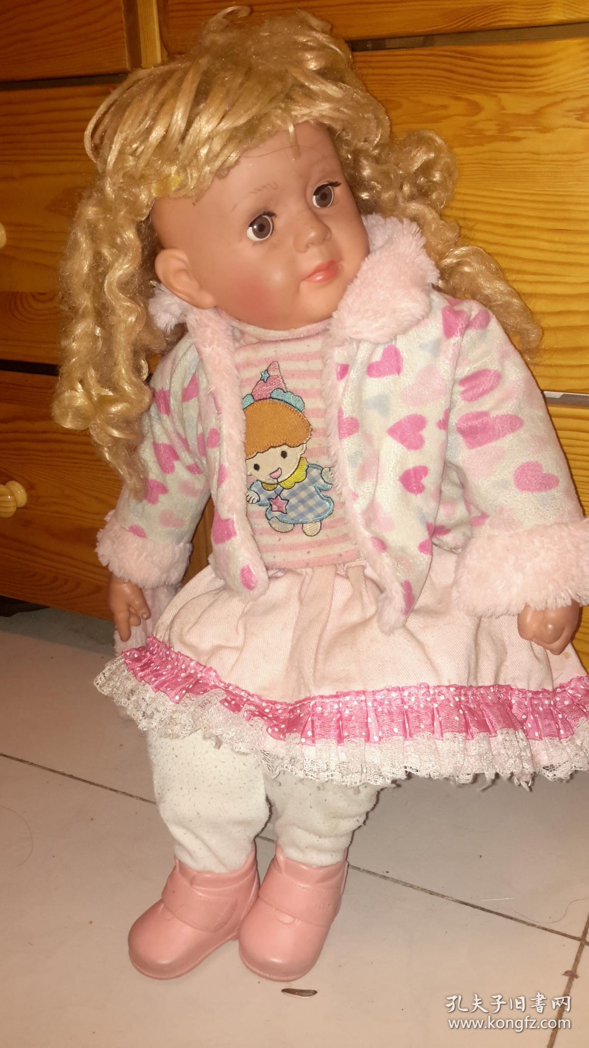 一个特大号的洋娃娃绒绒玩具,小孩子抱着搂着摆着都行