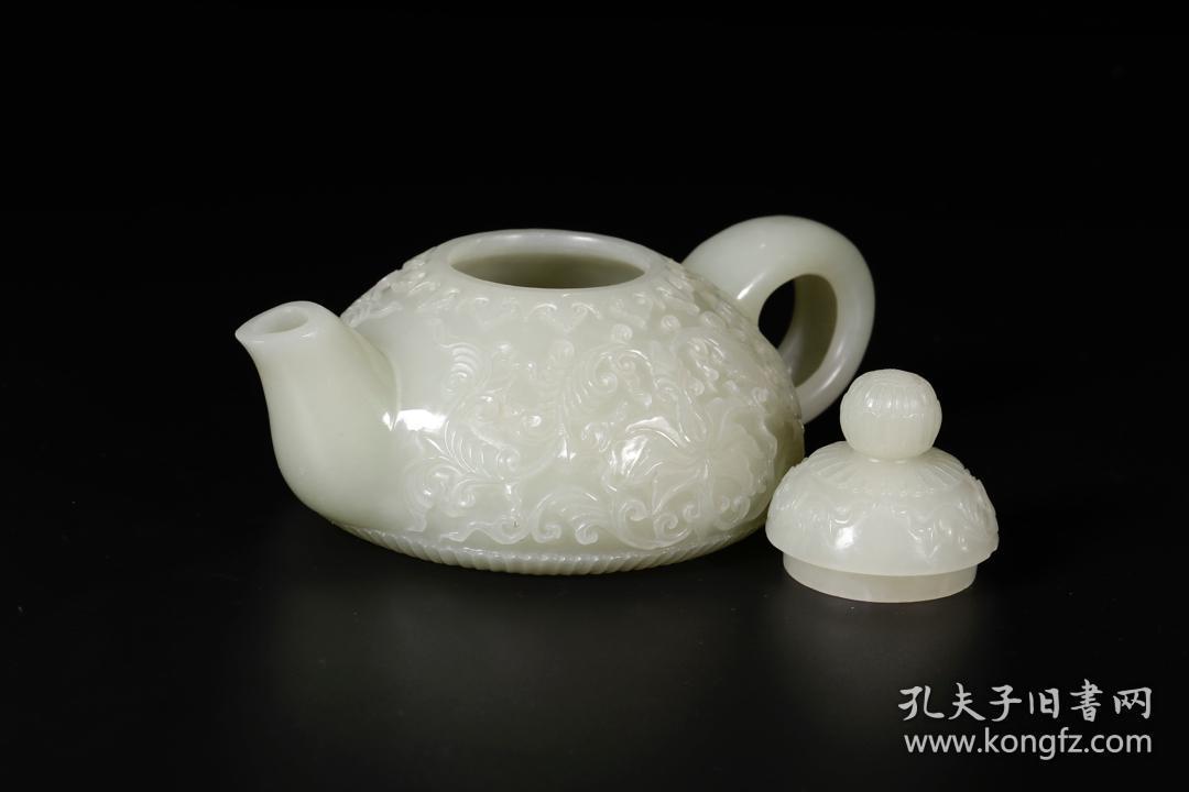 玉壶掏膛精雕,形制优雅唯美,壶体圆润,线条流畅.