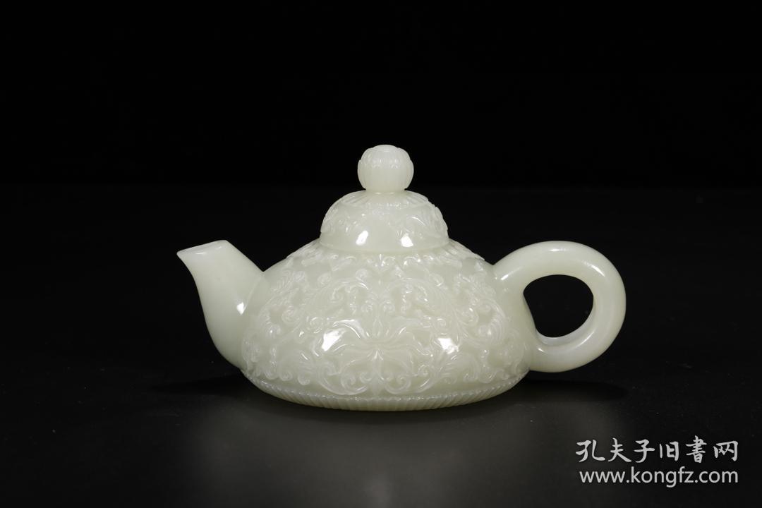 玉壶掏膛精雕,形制优雅唯美,壶体圆润,线条流畅.