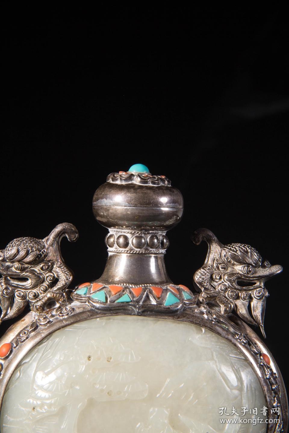 5cm 此件藏品为蒙古风格银制扁壶,壶颈,肩部对称设龙形双耳,腹部开窗