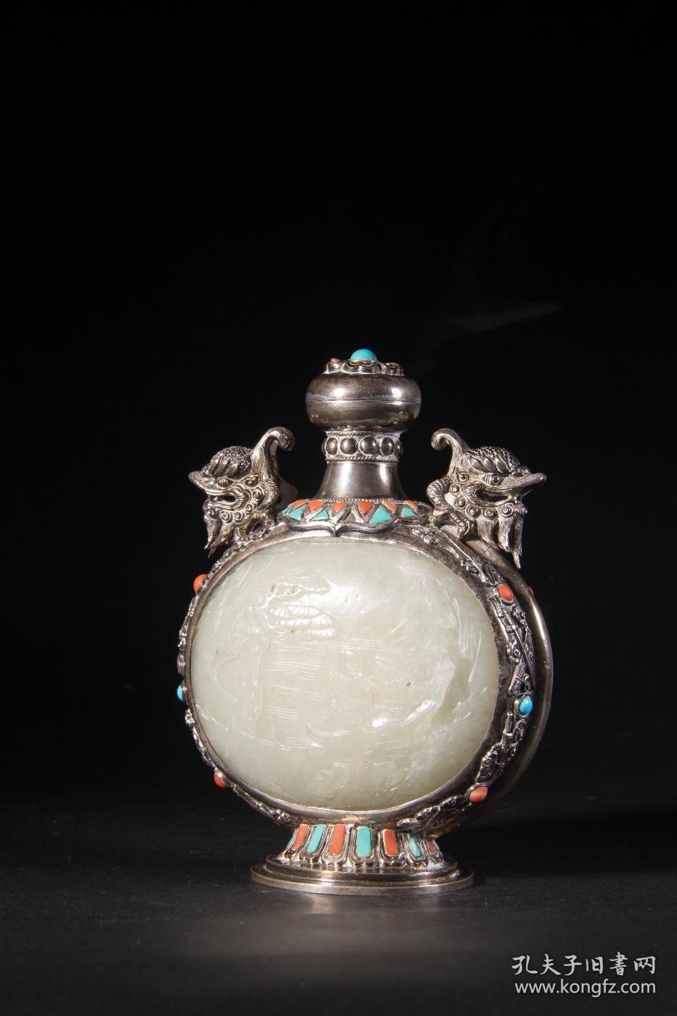 5cm 此件藏品为蒙古风格银制扁壶,壶颈,肩部对称设龙形双耳,腹部开窗