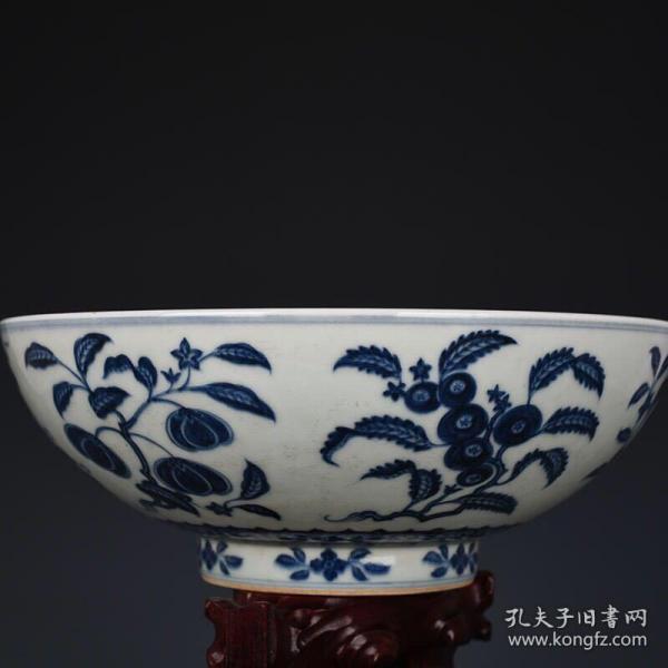 明宣德青花折枝花果纹骰子碗