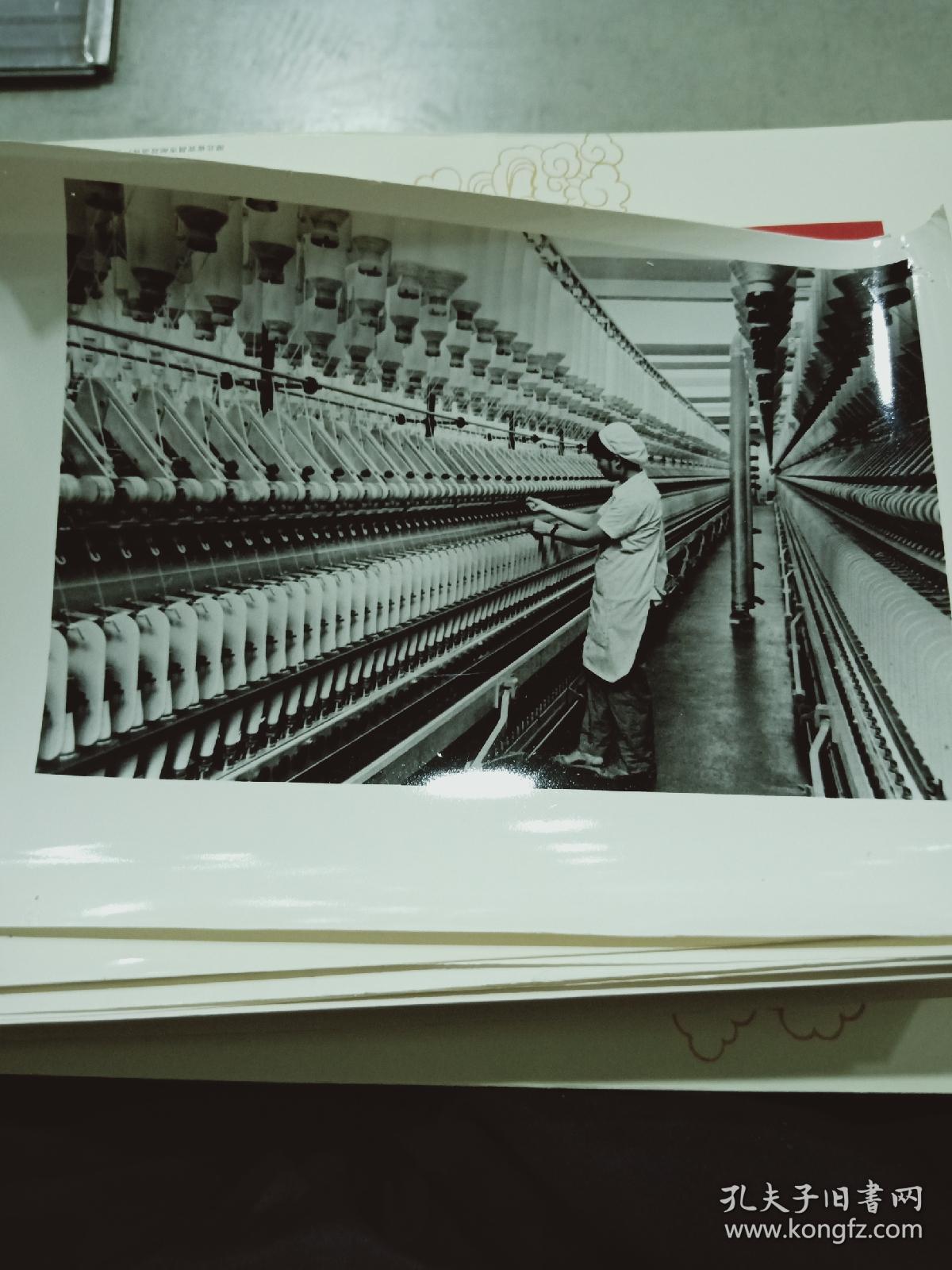 老照片【纺织女工在车间工作