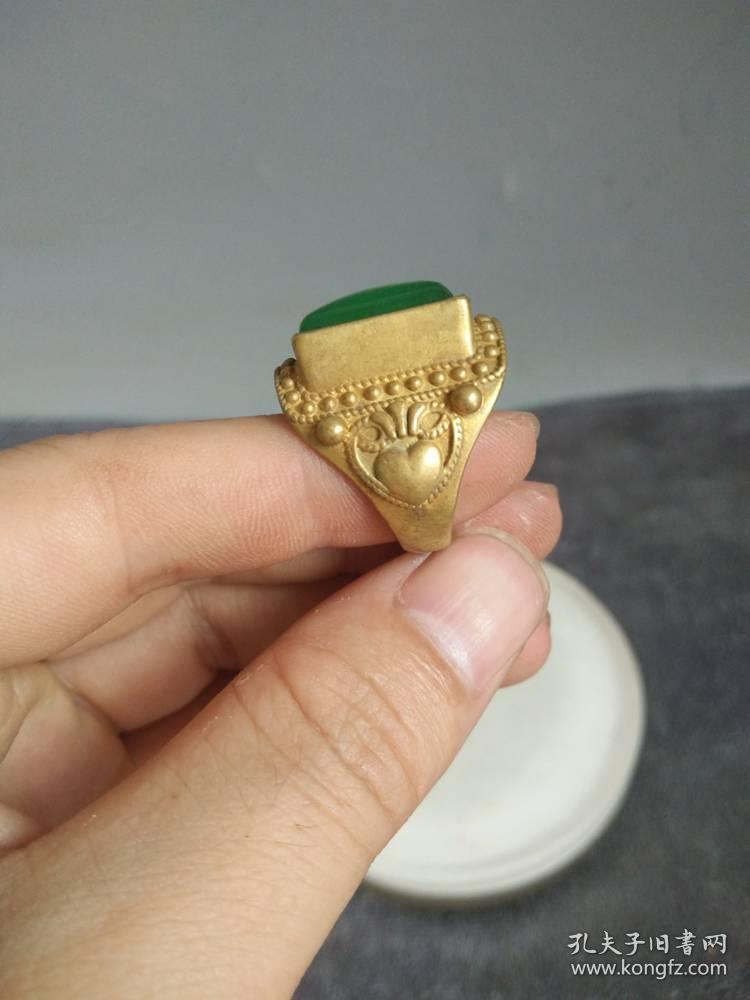 少见的大清乾隆年制嵌金冰种翡翠老戒指