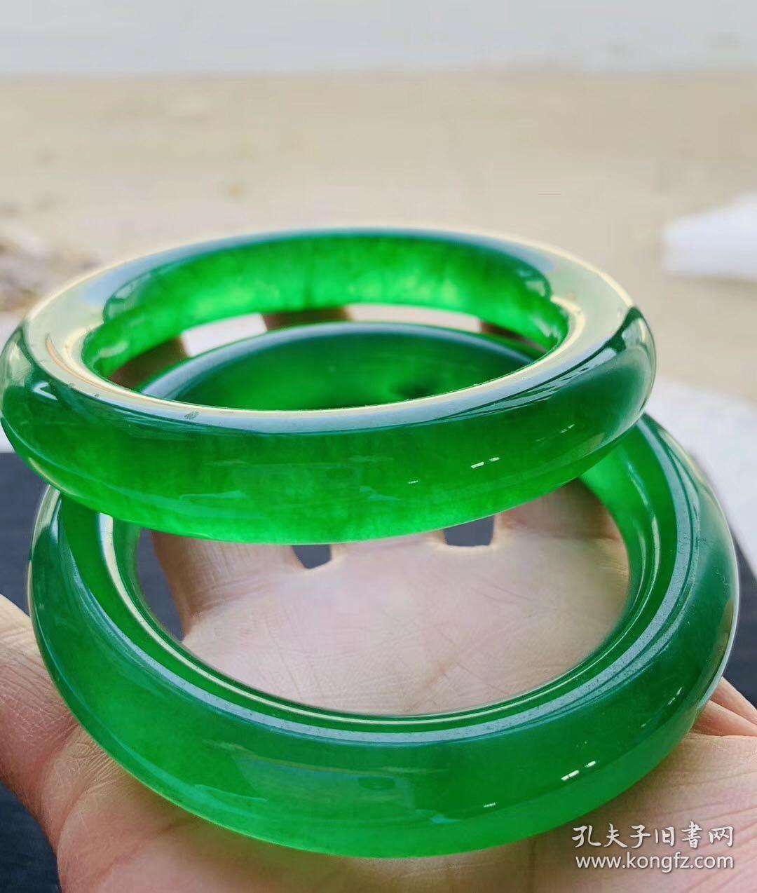 天然冰种满绿翡翠手镯一对,种水十足,翠质冰透,xf保真翡翠,在自然光下