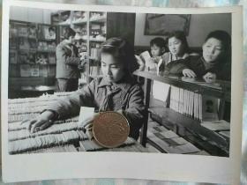 武汉铭新小学学生在武汉儿童图书馆充当义务馆员  有说明