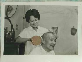 武汉市红旗理发店理发员李金叶为瘫痪老人理发，  附说明