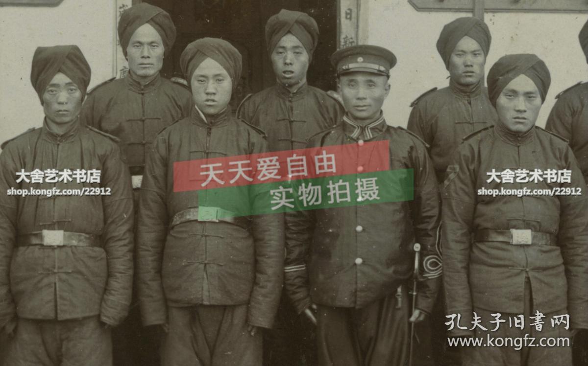 清代1900年左右大清国警察局派出所清代警察合影老照片主管佩刀可能是