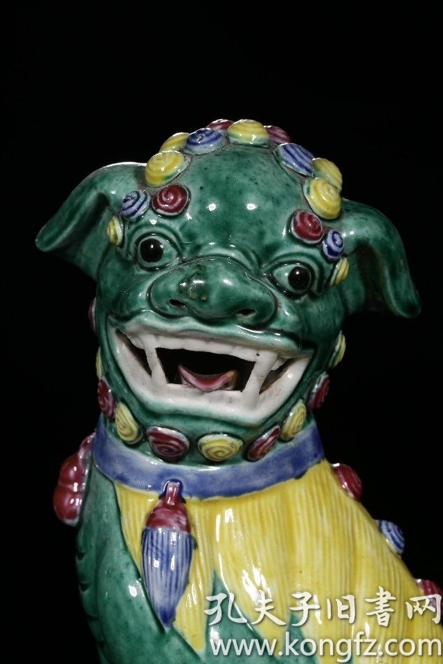素三彩狮子摆件一对此对瓷狮绿身黄鬃卷眉大眼隆鼻