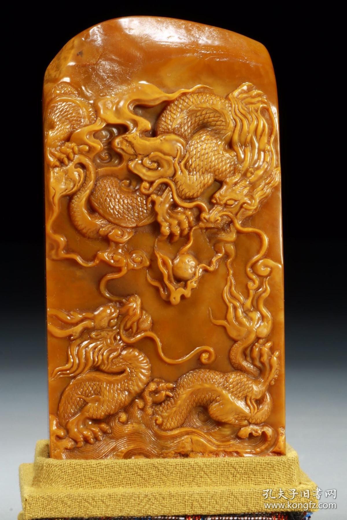 质地上乘,包浆浑厚,雕琢双龙夺珠纹饰,龙身飞舞,一穿云龙,一卧海龙