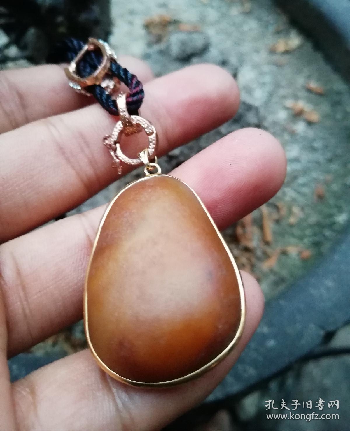 和田玉籽料洒金皮《喜上眉梢》原石吊坠