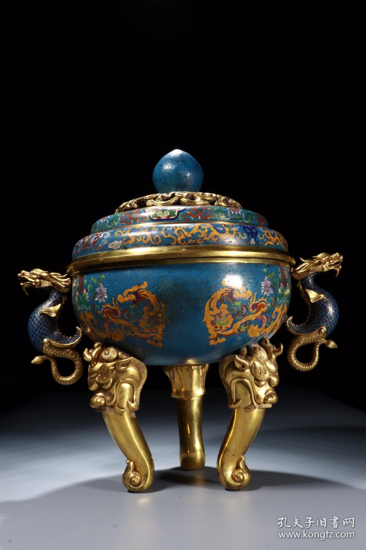 1斤 简介:景泰蓝工艺,饰龙纹,雕琢三兽面足,双龙耳,炉身描绘祥龙纹饰
