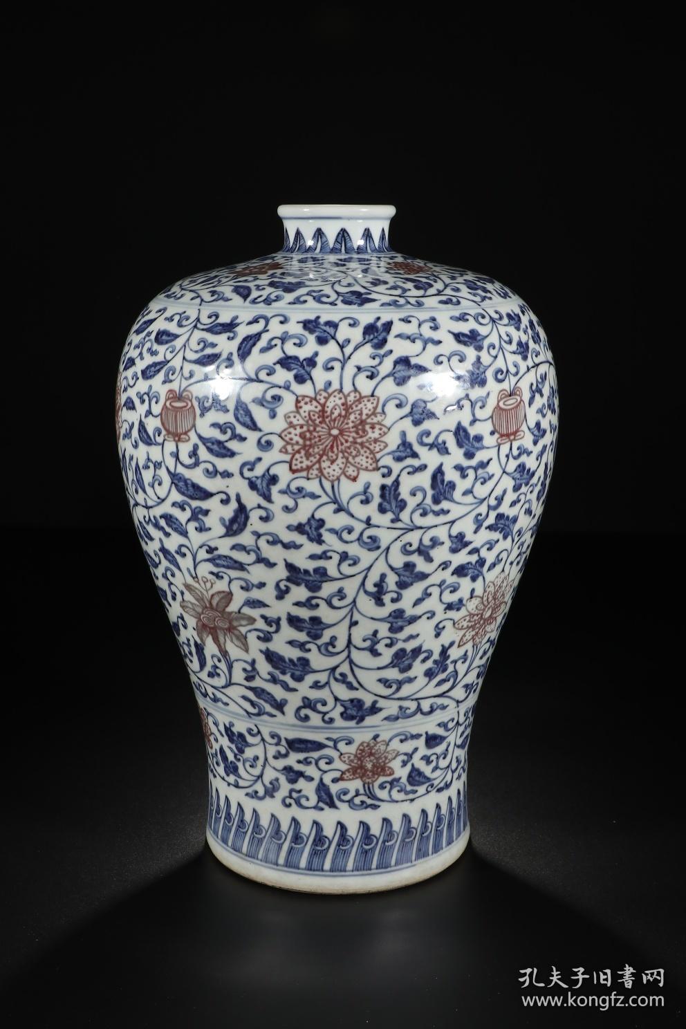 清代青花釉里红缠枝花卉梅瓶