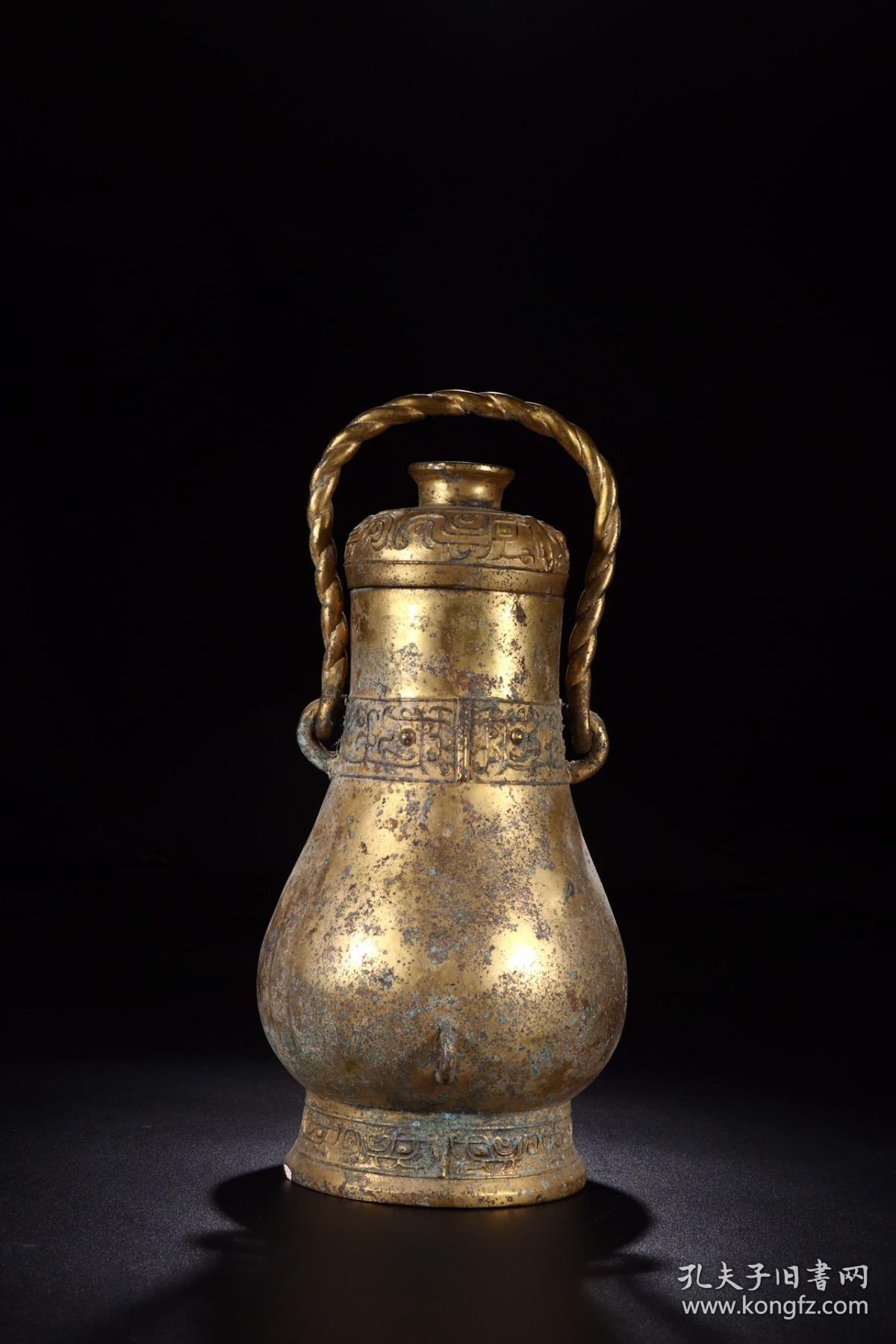 明代:铜鎏金饕餮纹提梁卣