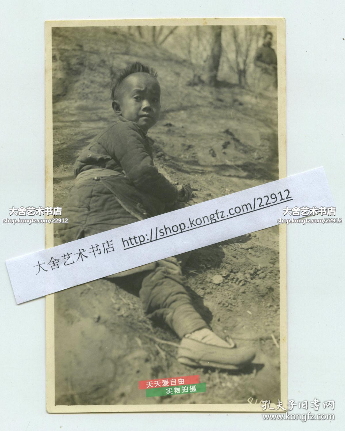 民国时期老北京玩弹球游戏的小男孩老照片当时弹球儿