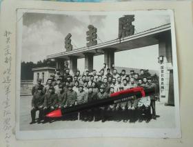 1973年国营长春机械厂机关二支部欢迎解放军军宣传队合影，毛主席