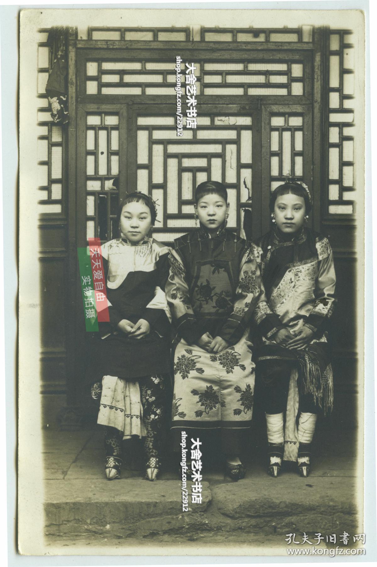 清末青楼风月场所的俊俏女子合影老照片,两名女子金莲小脚,中间的女子