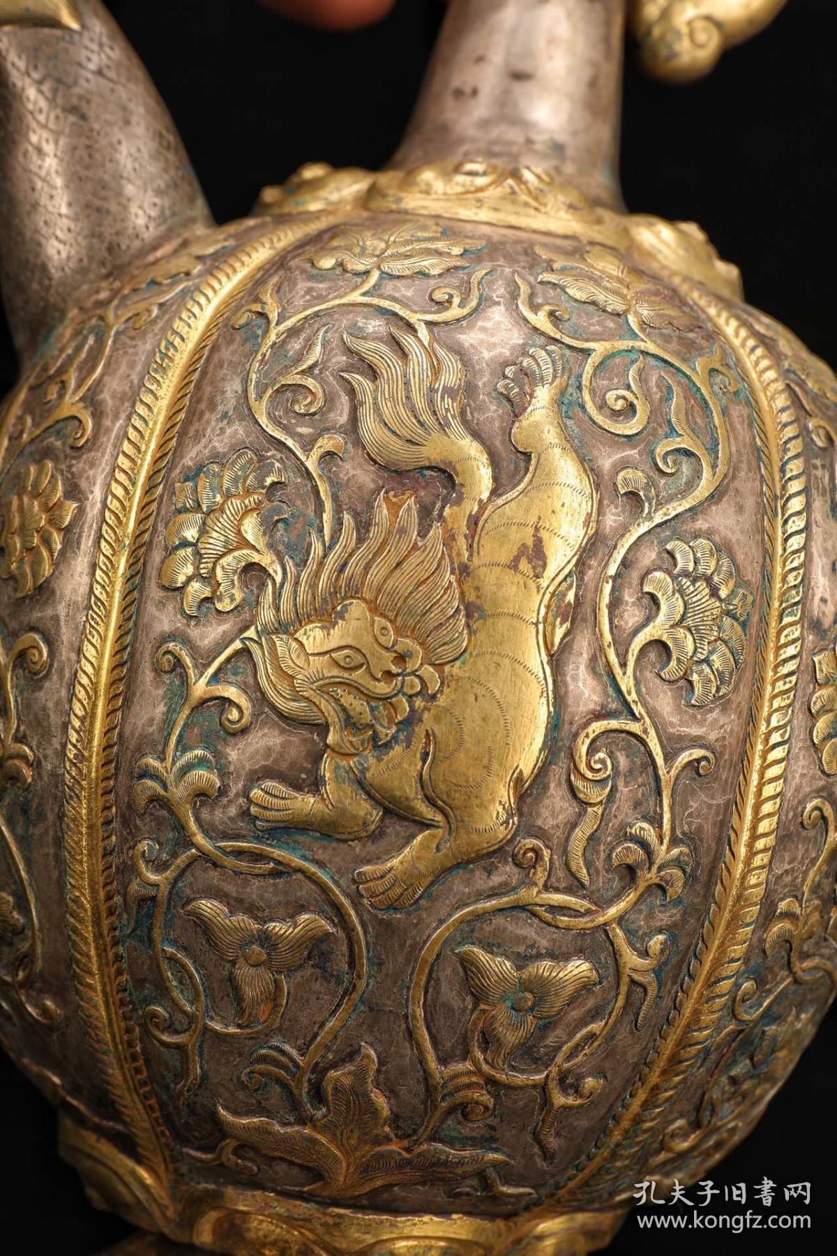 【唐代,银鎏金"龙凤"兽面纹酒壶】