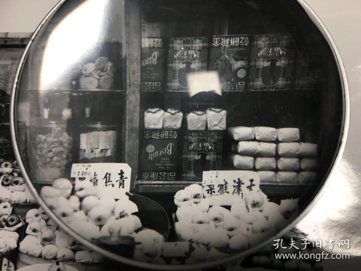 照片珍藏】民國1945年抗日戰爭(二戰)勝利後上海某水果食品店 售賣物品一覽，內容高清，可見“天津雜梨”“青焦蘋果”“煙台蘋果”“汕頭蜜橘”等等水果和售價，另有泰康公司“金雞餅幹”。老照片內容極為清晰可放大查看、是為 民國戰後水果食品難得影像資料，兼具民生曆史研究和收藏 ...