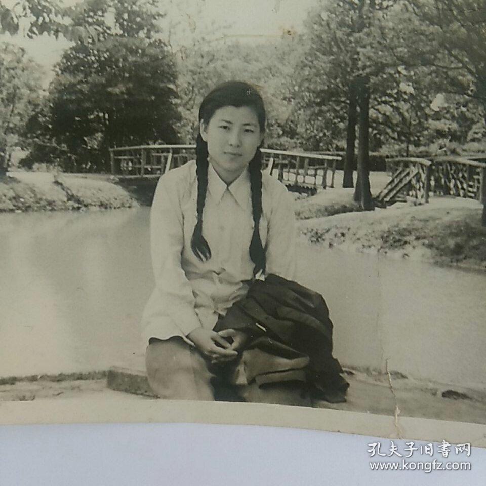 老照片早期纯朴美女两个辫子背景小桥