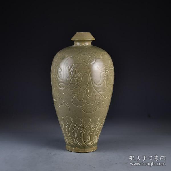 宋越窑秘色瓷刻花梅瓶