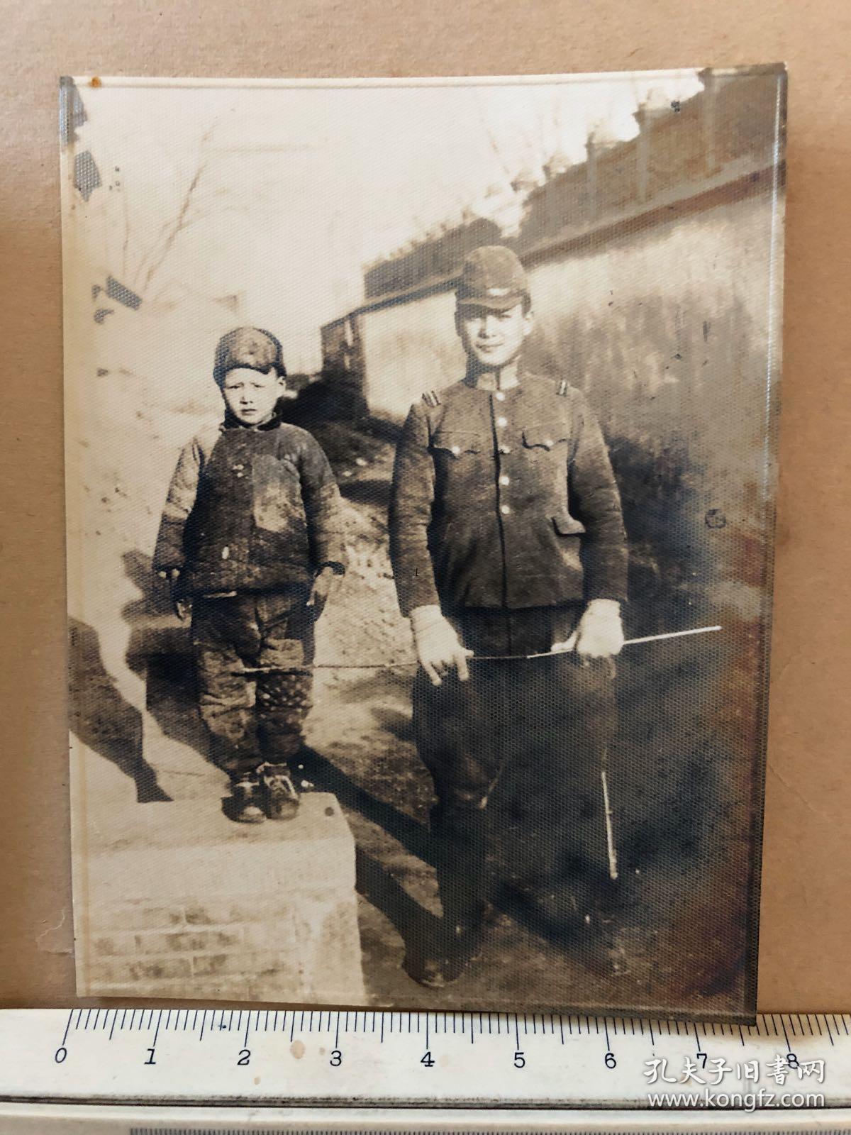 民国抗战时期原版老照片:日本鬼子中国儿童