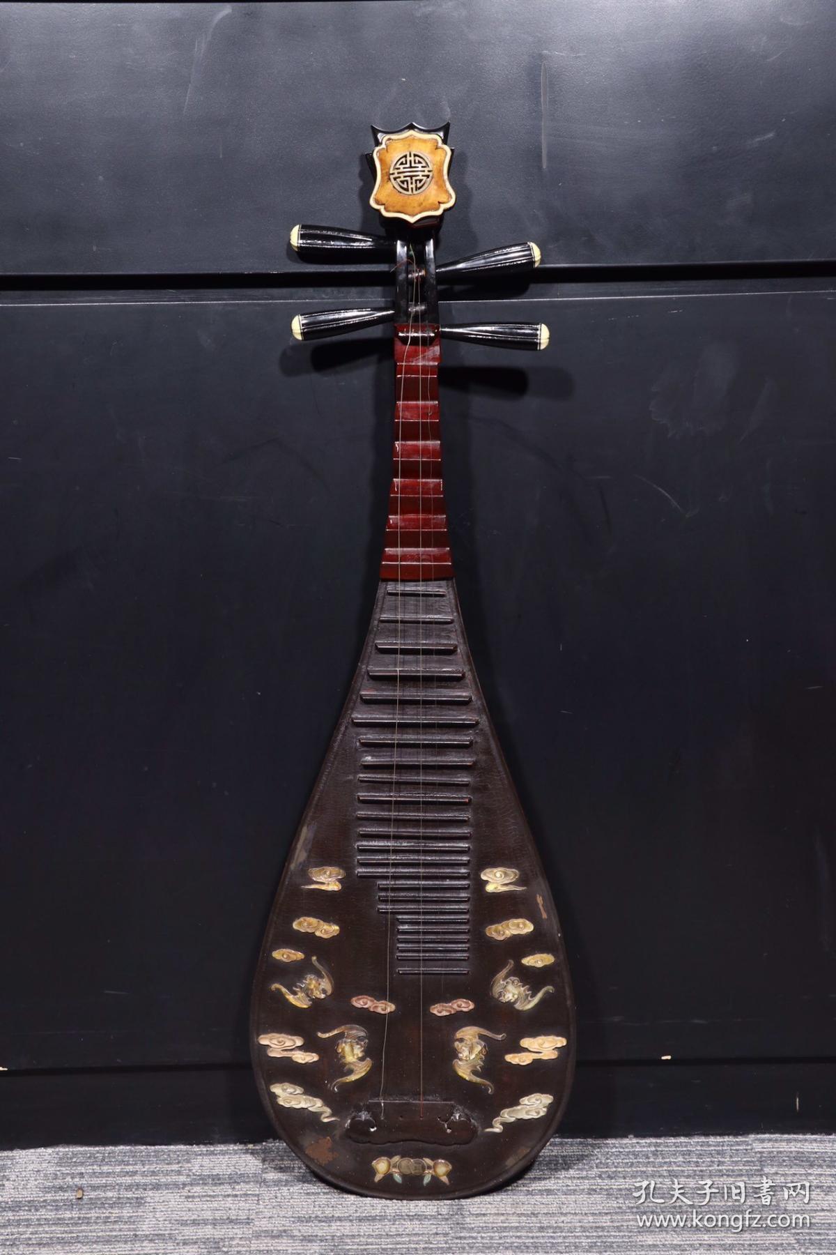旧藏"张伯年"大漆嵌百宝云蝠纹琵琶