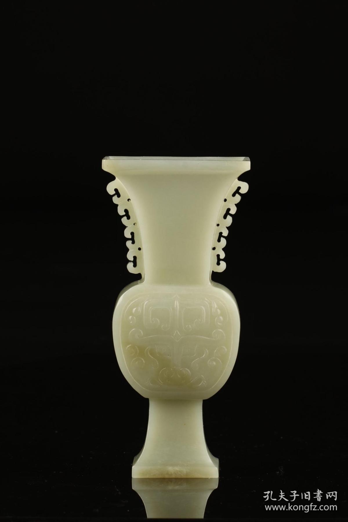 清代和田玉兽面纹出戟花觚