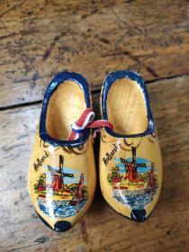 国外旅游纪念品——木制袖珍鞋