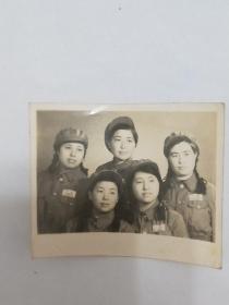 老照片。照片儿上是中国人民解放军第四野战军女战士。在解放战争战斗中当过前线卫生员。行军途中当过宣传员。解放前夕又组织过政治工作队、文工队（后改为文工团）。