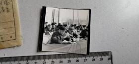 1975安徽省革委会副主任，九大代表，萧县郭庄书记郭宏杰在安徽第二次学大寨会议上讲话 老照片